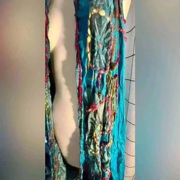 Beautiful turquoise wrap with embroidery embellishments - Picture 3 of 10